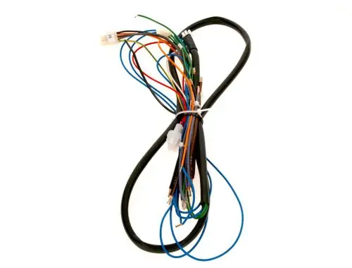 Kabelbaum mit verschiedenen farbigen Drähten für elektrische Verbindungen, einschließlich Steckverbindern, hergestellt von Bosch.